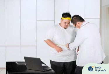 obézny muž a lekár